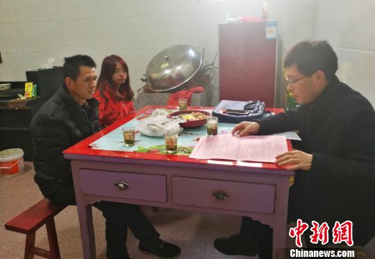 圖為幫扶干部正在進行政策解讀。　劉夢鈴 攝